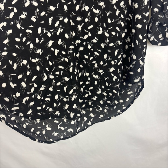 Lush Warren Split Neck Patterned Blouse. Size large - Picture 7 of 10